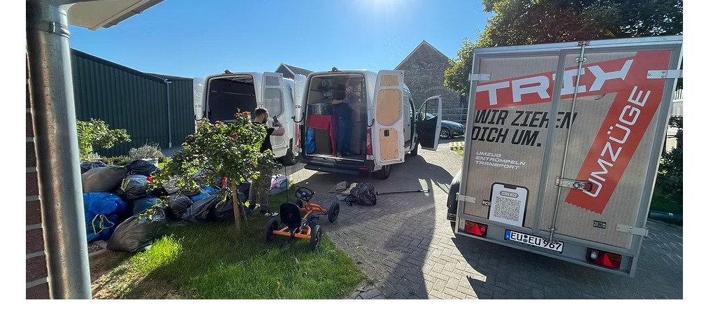 Trix Transport Team beim Beladen eines Umzugswagens